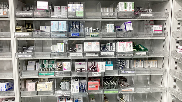 コスモ調剤薬局鳥谷野店の薬棚