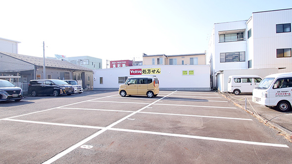 V・drug　福井南四ツ居薬局の駐車場