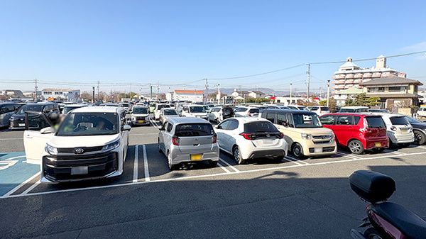 かなで薬局の駐車場