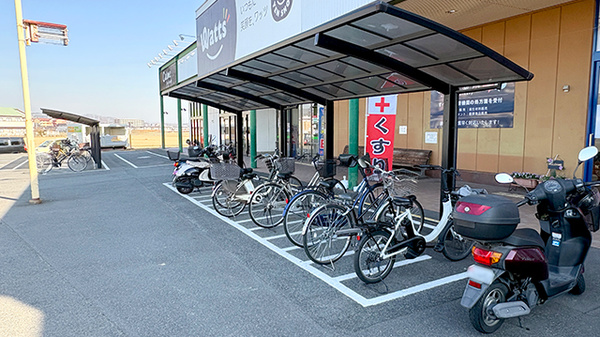 かなで薬局の駐輪場
