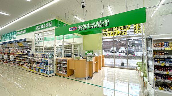 ドラッグセイムス直方駅東口薬局の入口