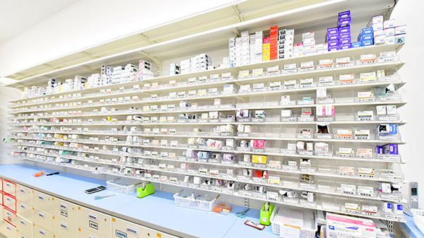 スギ薬局 北里東店の薬棚