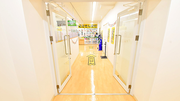 スギ薬局 鎌倉駅前店の入口