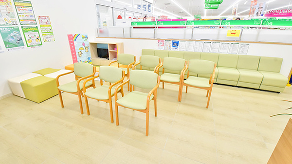 スギ薬局 豊明寺池店の待合スペース