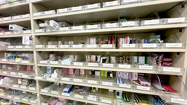 にこにこ薬局花ノ宮店の薬棚