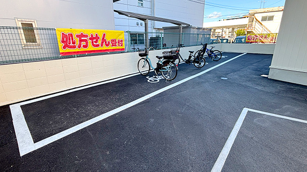 ドラッグセイムス高知北本町薬局の駐輪場