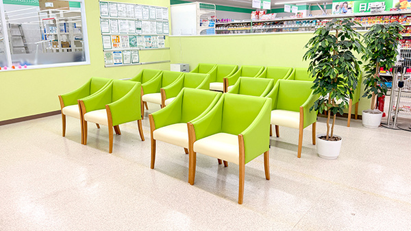 ドラッグセイムス星久喜薬局の待合スペース