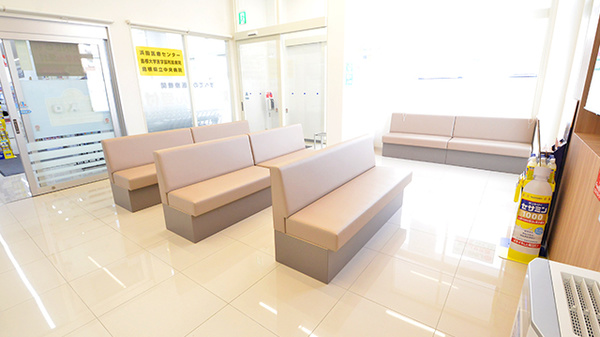 ウェルネス薬局浜田医療センター前店の待合スペース