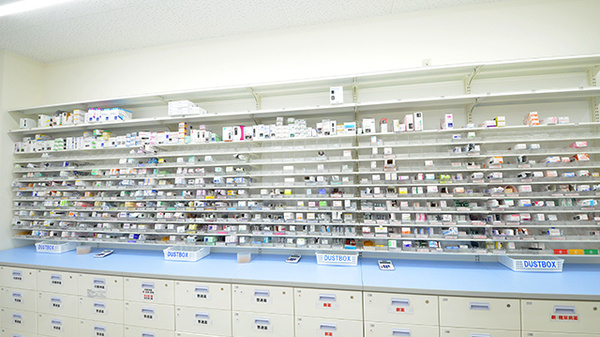 ウェルネス薬局浜田医療センター前店の薬棚