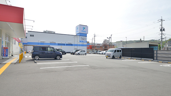 ウェルネス薬局浜田医療センター前店の駐車場