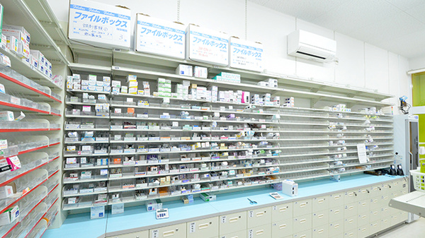 調剤薬局ツルハドラッグ郡山富田店の薬棚