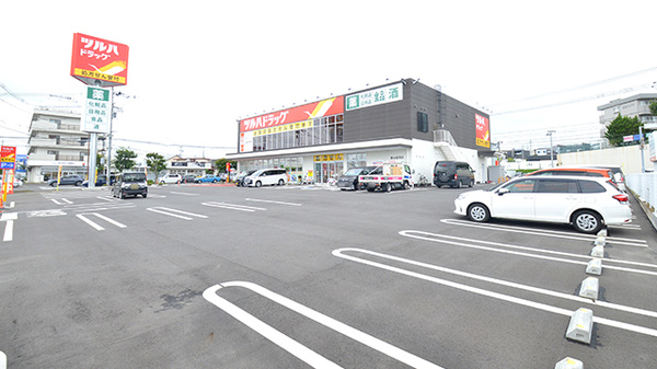 調剤薬局ツルハドラッグ郡山富田店の駐車場