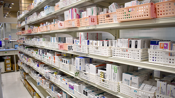 ツルハ薬局　虎の門病院前店の薬棚