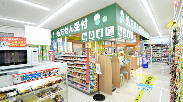 調剤薬局ツルハドラッグ神戸青木駅店の入口