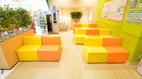 調剤薬局ツルハドラッグ戸越公園中央店の待合スペース