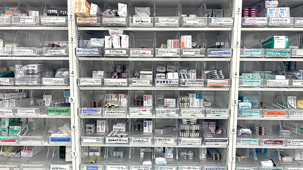すず薬局　菅谷店の薬棚