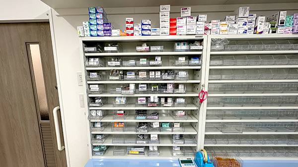 ナカジマ薬局　植物園店の薬棚
