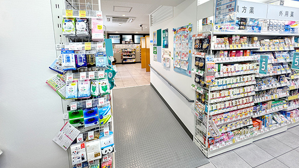 薬局トモズ 幡ヶ谷店の入口