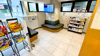 薬局トモズ 幡ヶ谷店の待合スペース
