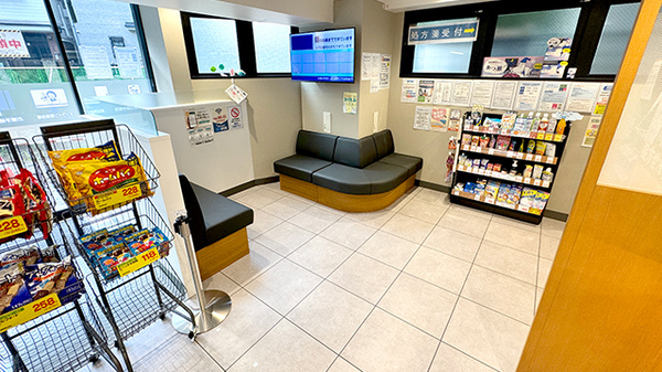 薬局トモズ 幡ヶ谷店の待合スペース