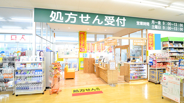 調剤薬局ツルハドラッグ天童糠塚店の入口