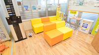 調剤薬局ツルハドラッグ天童糠塚店の待合スペース