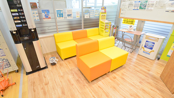 調剤薬局ツルハドラッグ天童糠塚店の待合スペース