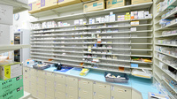 調剤薬局ツルハドラッグ天童糠塚店の薬棚