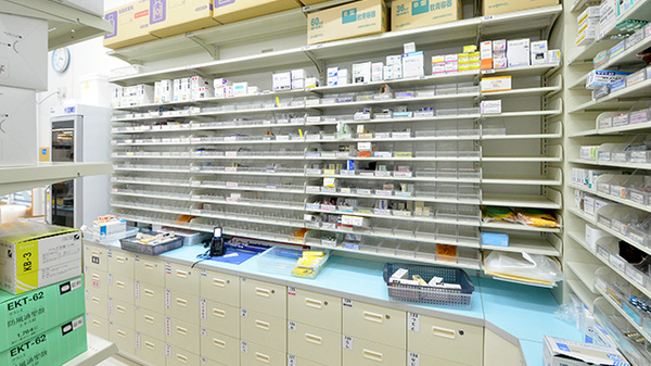 調剤薬局ツルハドラッグ天童糠塚店の薬棚