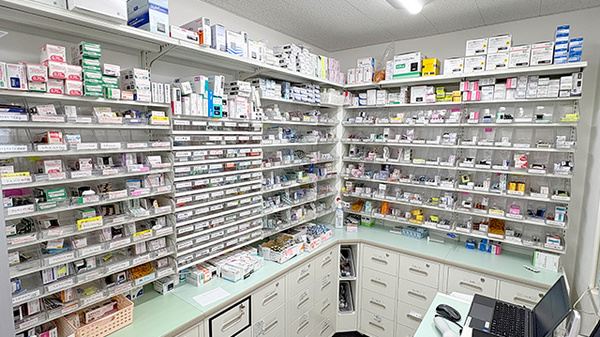 さら薬局神崎川店の薬棚