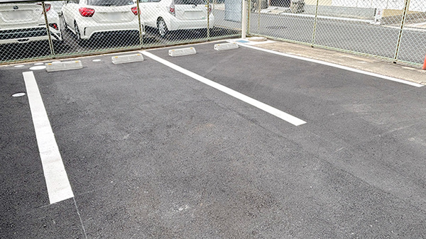 畝傍よつば薬局の駐車場