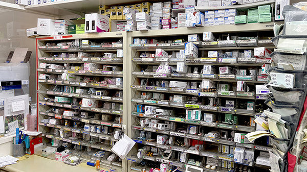 サカグチ薬局 千代田郵便局前店の薬棚