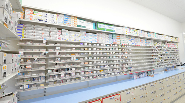 スギ薬局 美里西店の薬棚