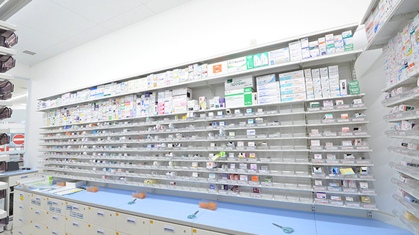 スギ薬局 豊橋前田店の薬棚