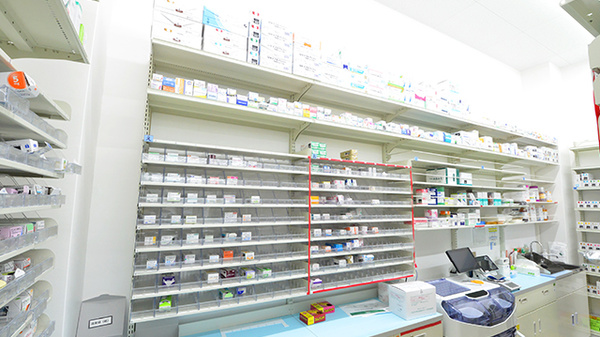 スギ薬局 大正泉尾店の薬棚