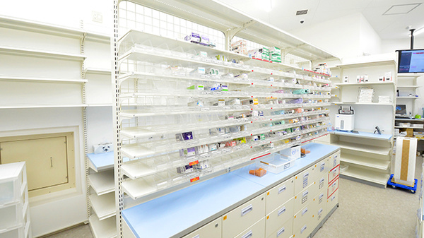 スギ薬局 スパイラルタワーズ店の薬棚