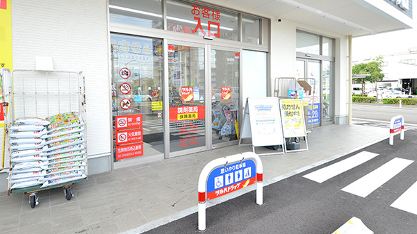 調剤薬局ツルハドラッグ中小田井店の入口