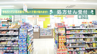 調剤薬局ツルハドラッグ中小田井店の入口