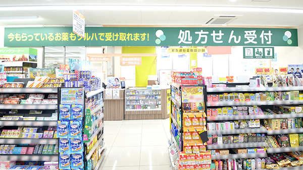 調剤薬局ツルハドラッグ中小田井店の入口
