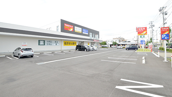調剤薬局ツルハドラッグ中小田井店の駐車場