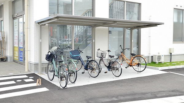 調剤薬局ツルハドラッグ中小田井店の駐輪場