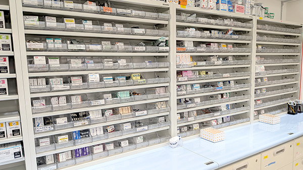 あけぼの薬局　江北店の薬棚