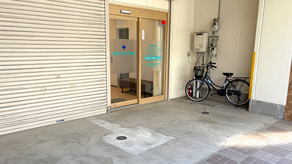 安芸タカズミ薬局の入口