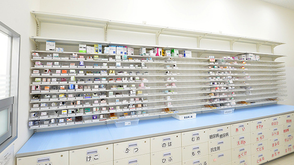 ウォンツ馬木薬局の薬棚