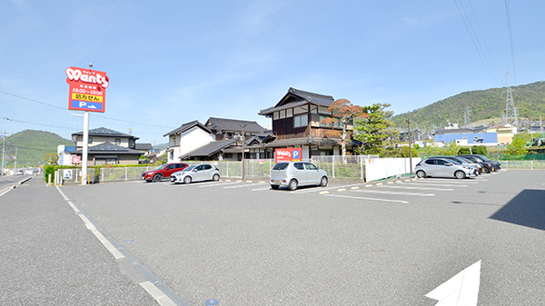 ウォンツ馬木薬局の駐車場