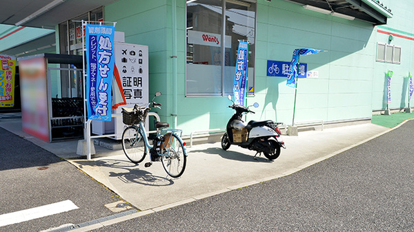 ウォンツ馬木薬局の駐輪場