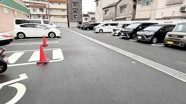 キリン堂薬局　港三先店の駐車場