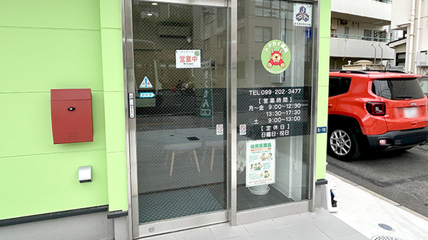 トナカイ薬局の入口