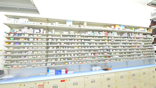 スギ薬局 磯子馬場町店の薬棚