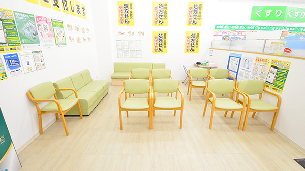 スギ薬局 新狭山店の待合スペース
